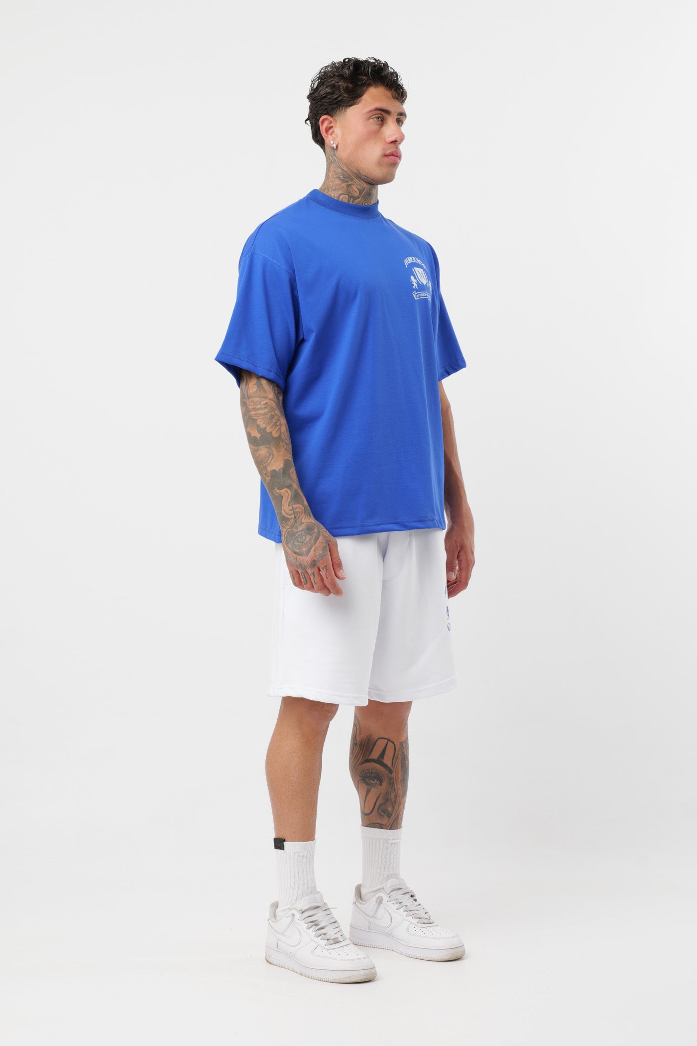 Weißes T-Shirt mit schwarzem Logo