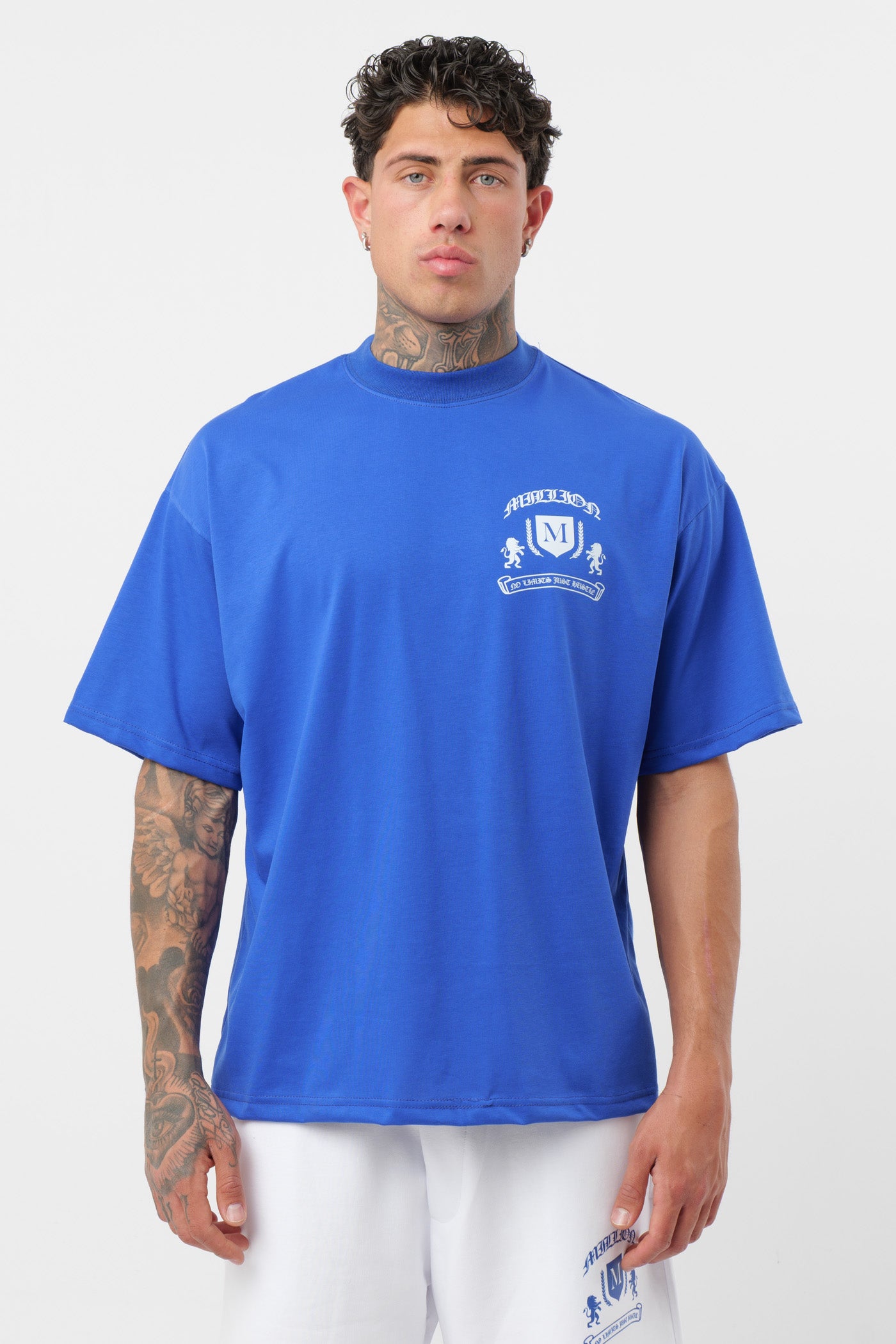 Weißes T-Shirt mit schwarzem Logo