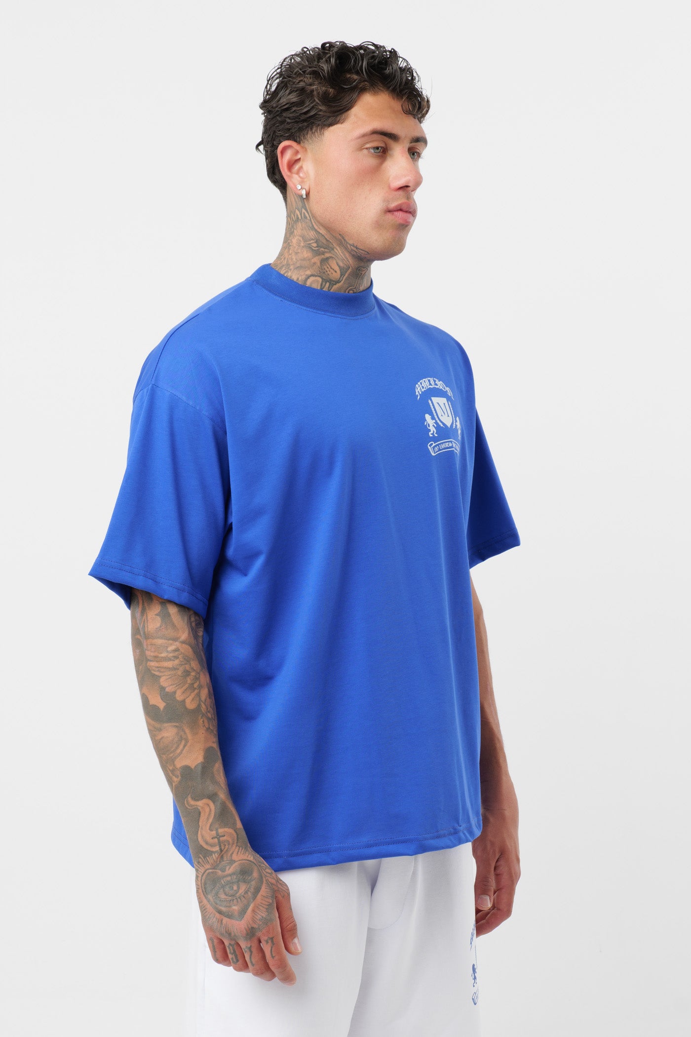Weißes T-Shirt mit schwarzem Logo