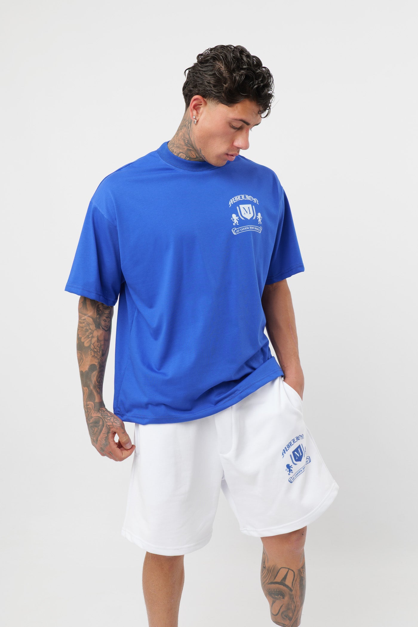 Weißes T-Shirt mit schwarzem Logo
