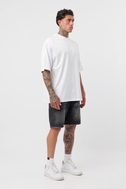 Schwarzes T-Shirt mit schwarzem Logo
