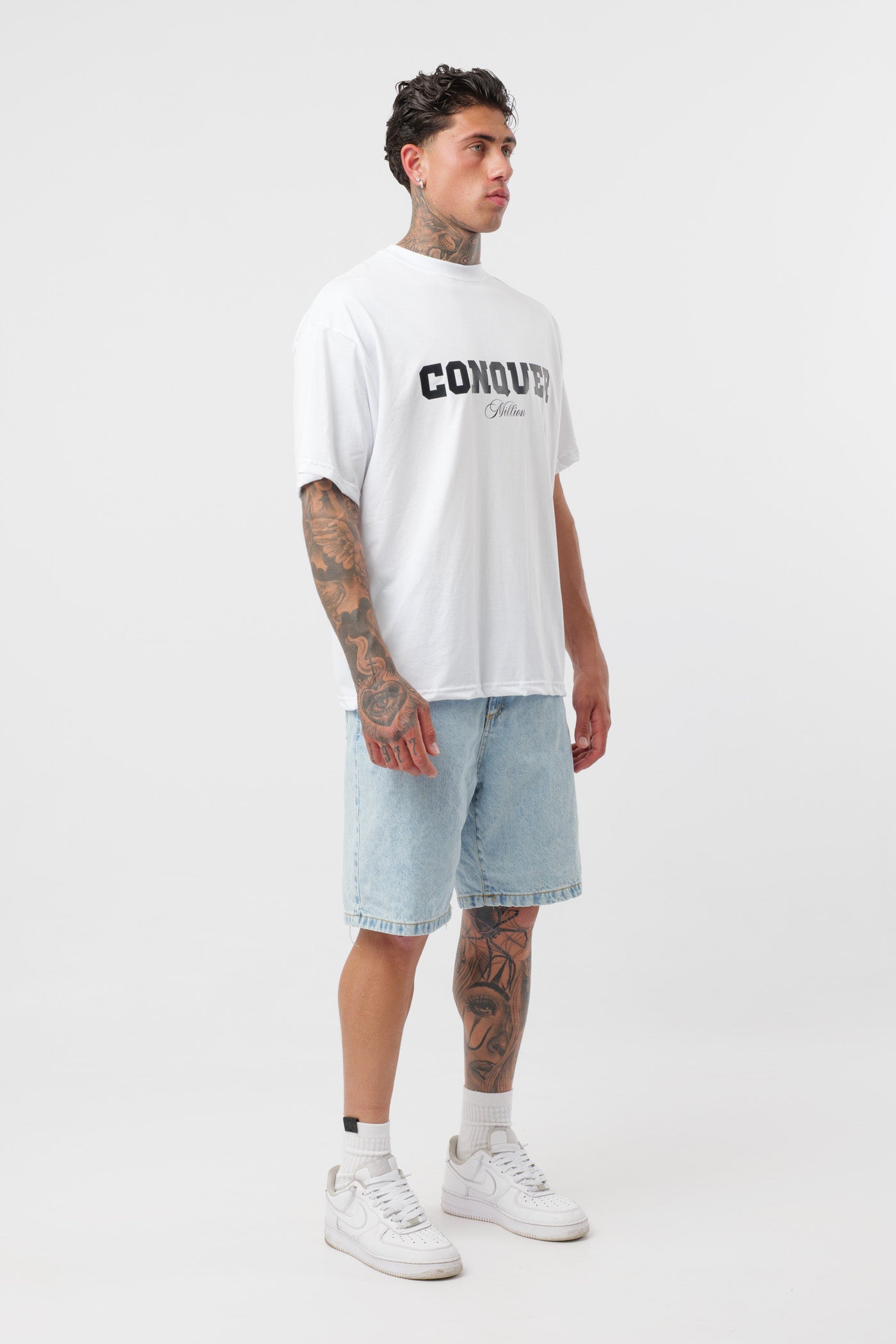 Weißes T-Shirt mit schwarzem Logo