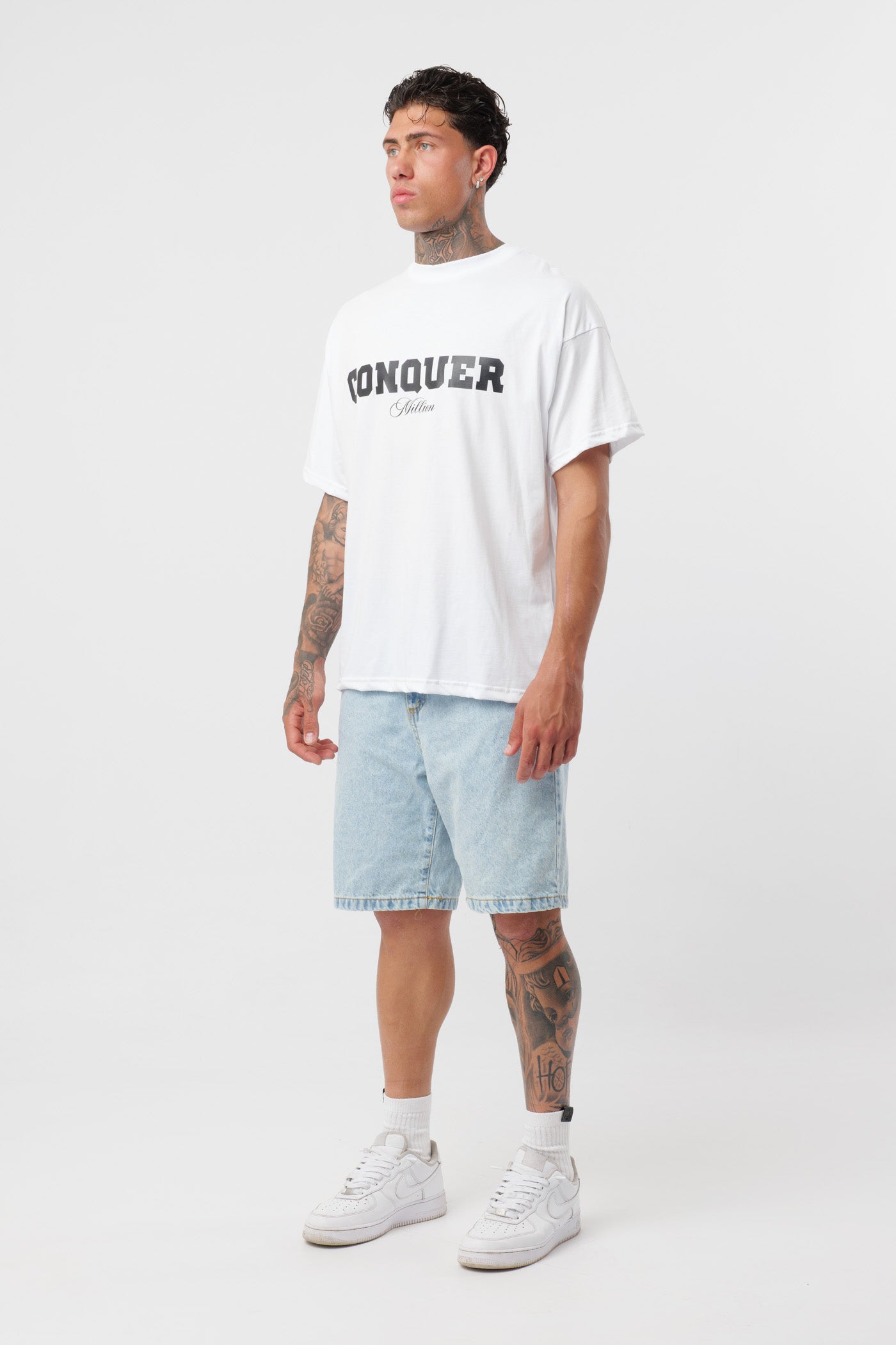 Weißes T-Shirt mit schwarzem Logo