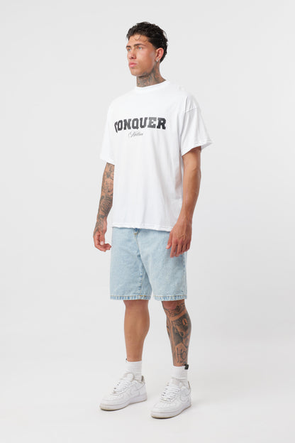Weißes T-Shirt mit schwarzem Logo