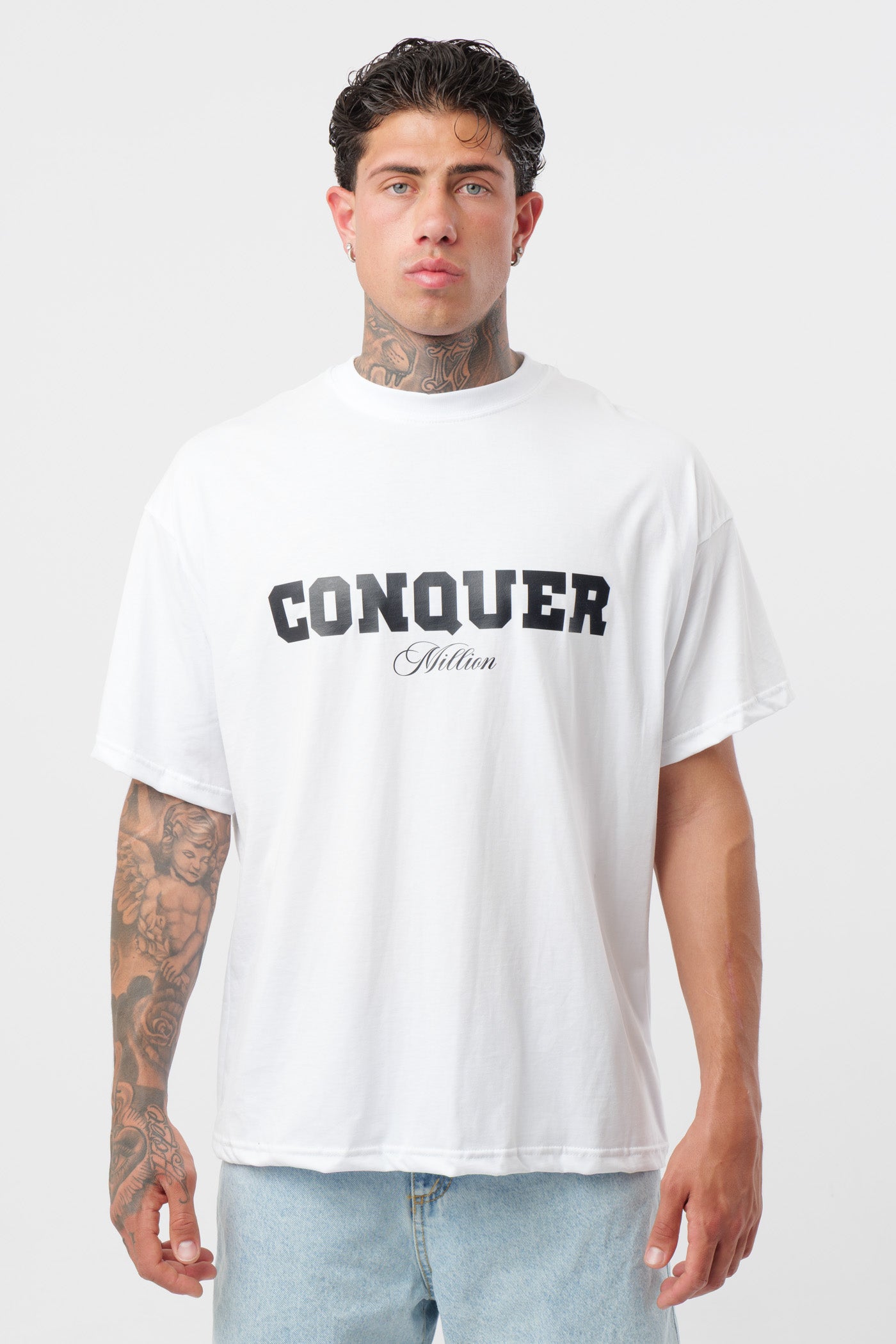 Weißes T-Shirt mit schwarzem Logo