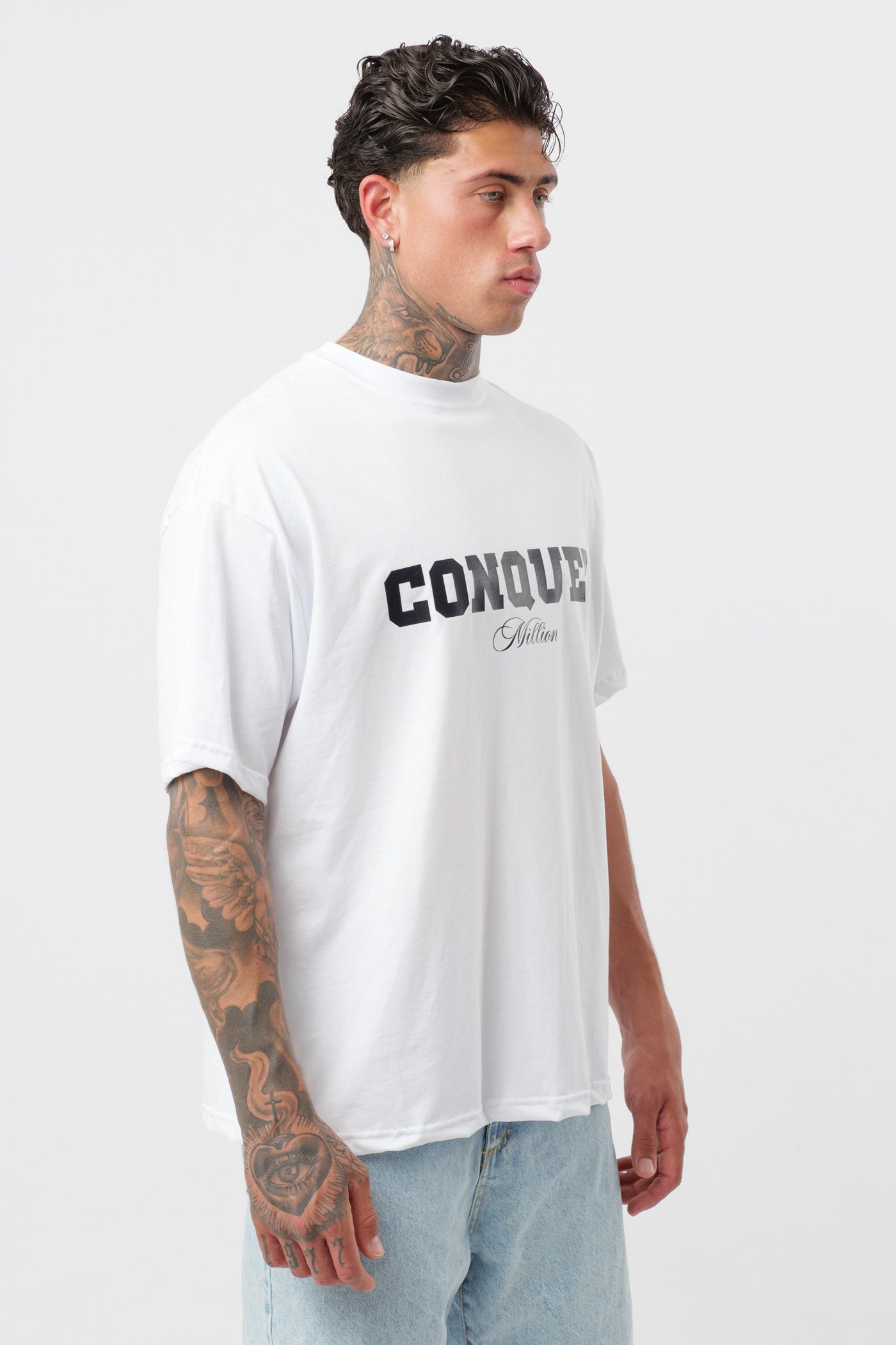 Weißes T-Shirt mit schwarzem Logo