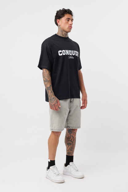 Weißes T-Shirt mit schwarzem Logo