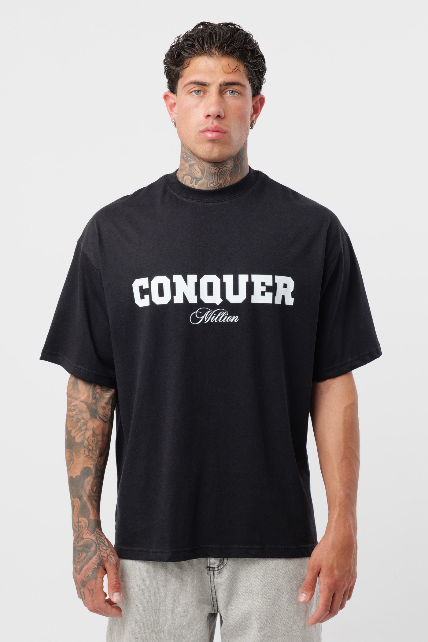 Weißes T-Shirt mit schwarzem Logo