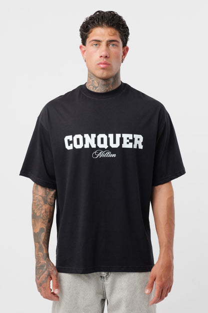 Weißes T-Shirt mit schwarzem Logo