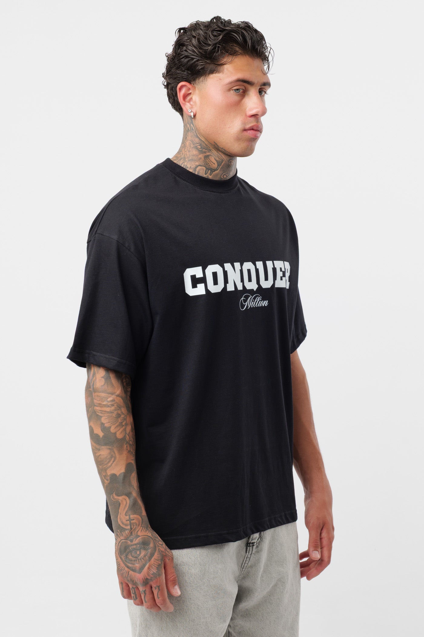 Weißes T-Shirt mit schwarzem Logo