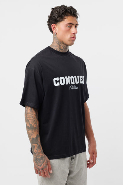 Weißes T-Shirt mit schwarzem Logo
