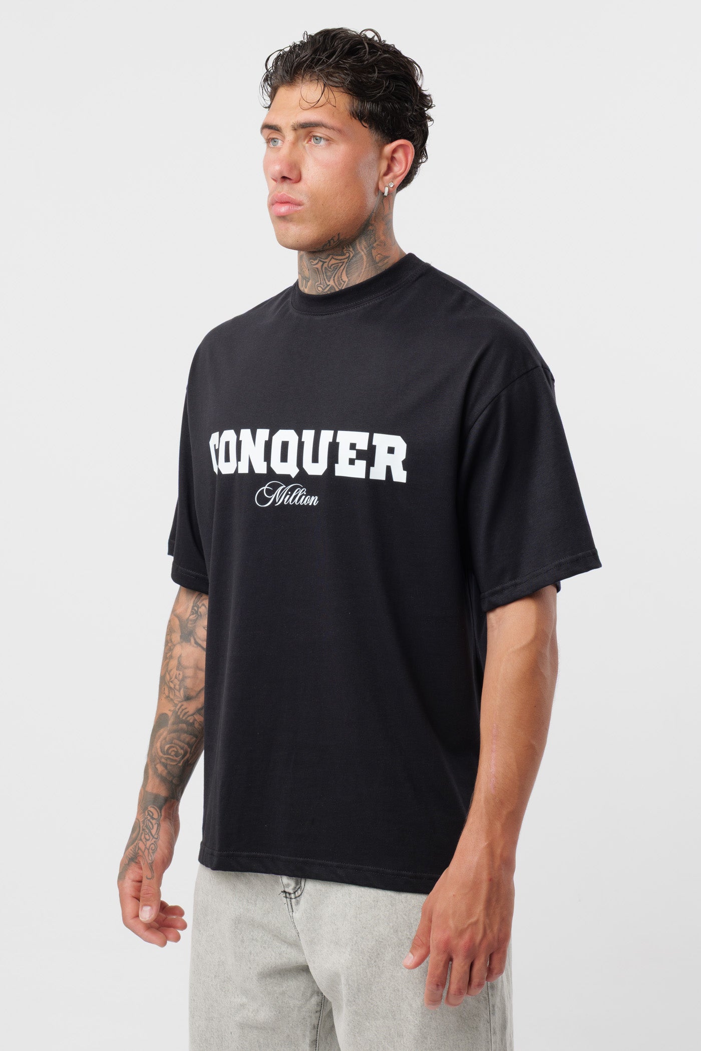 Weißes T-Shirt mit schwarzem Logo