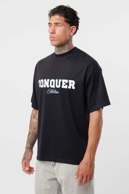 Weißes T-Shirt mit schwarzem Logo