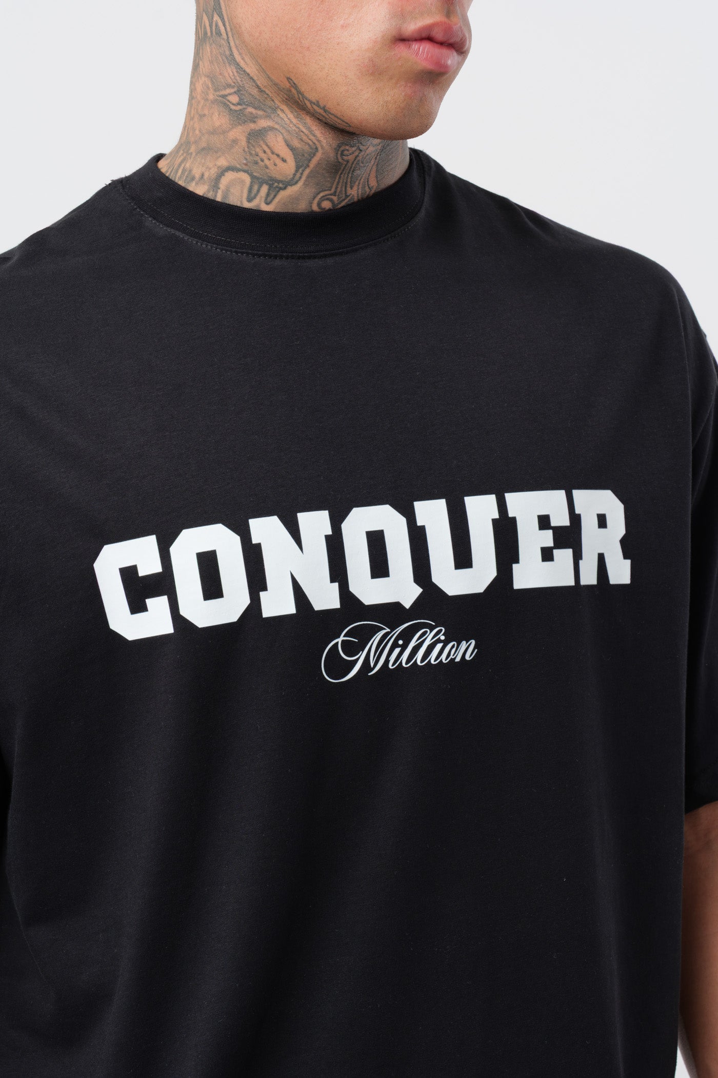 Weißes T-Shirt mit schwarzem Logo