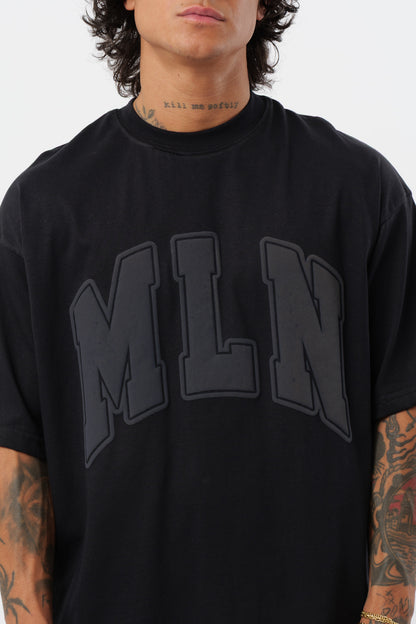 Weißes T-Shirt mit schwarzem Logo