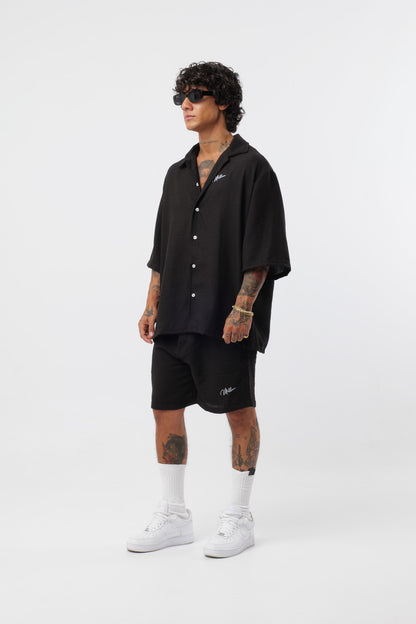 Schwarzes T-Shirt mit schwarzem Logo