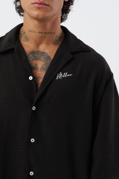 Schwarzes T-Shirt mit schwarzem Logo