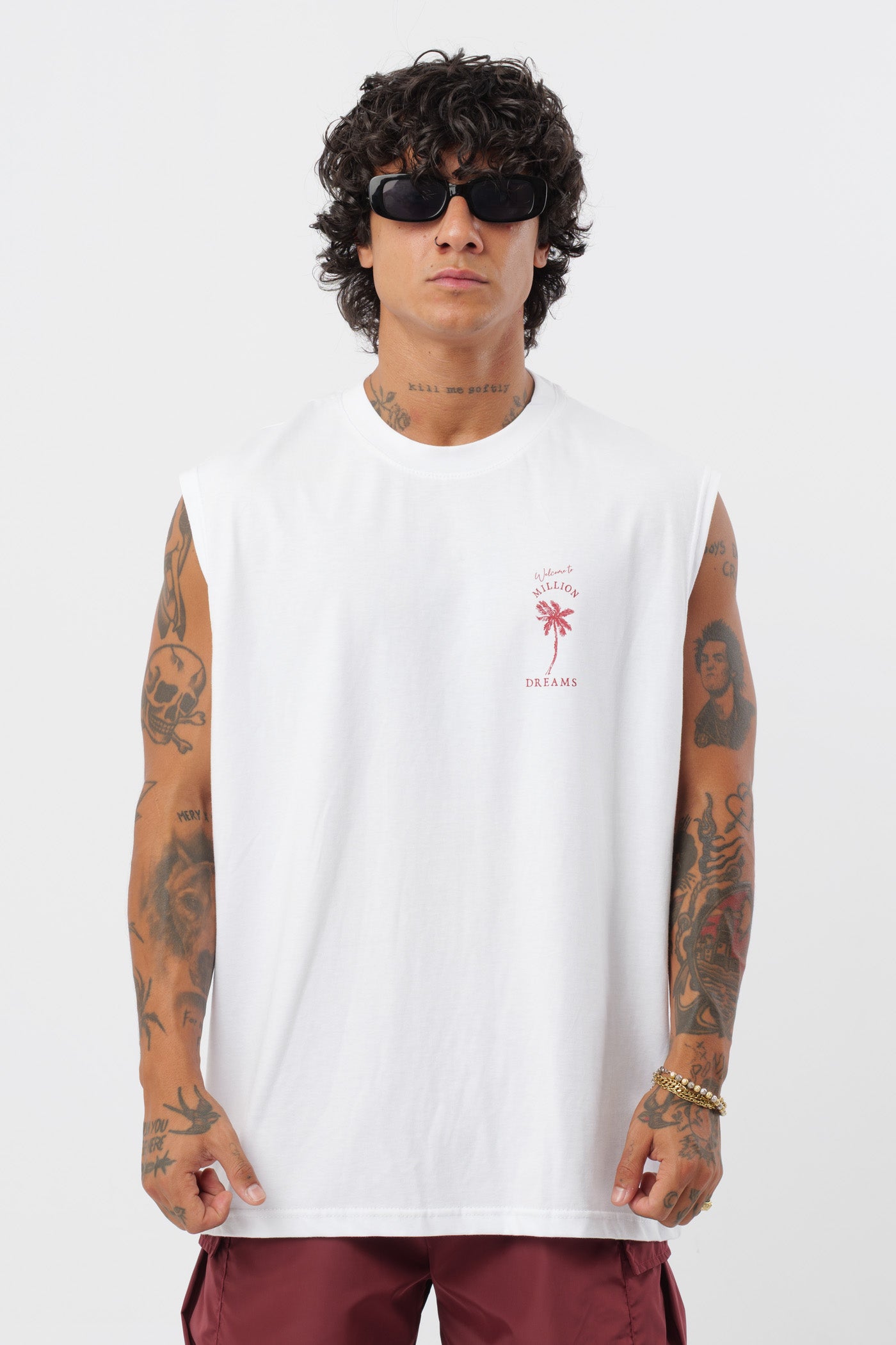 Weißes T-Shirt mit schwarzem Logo