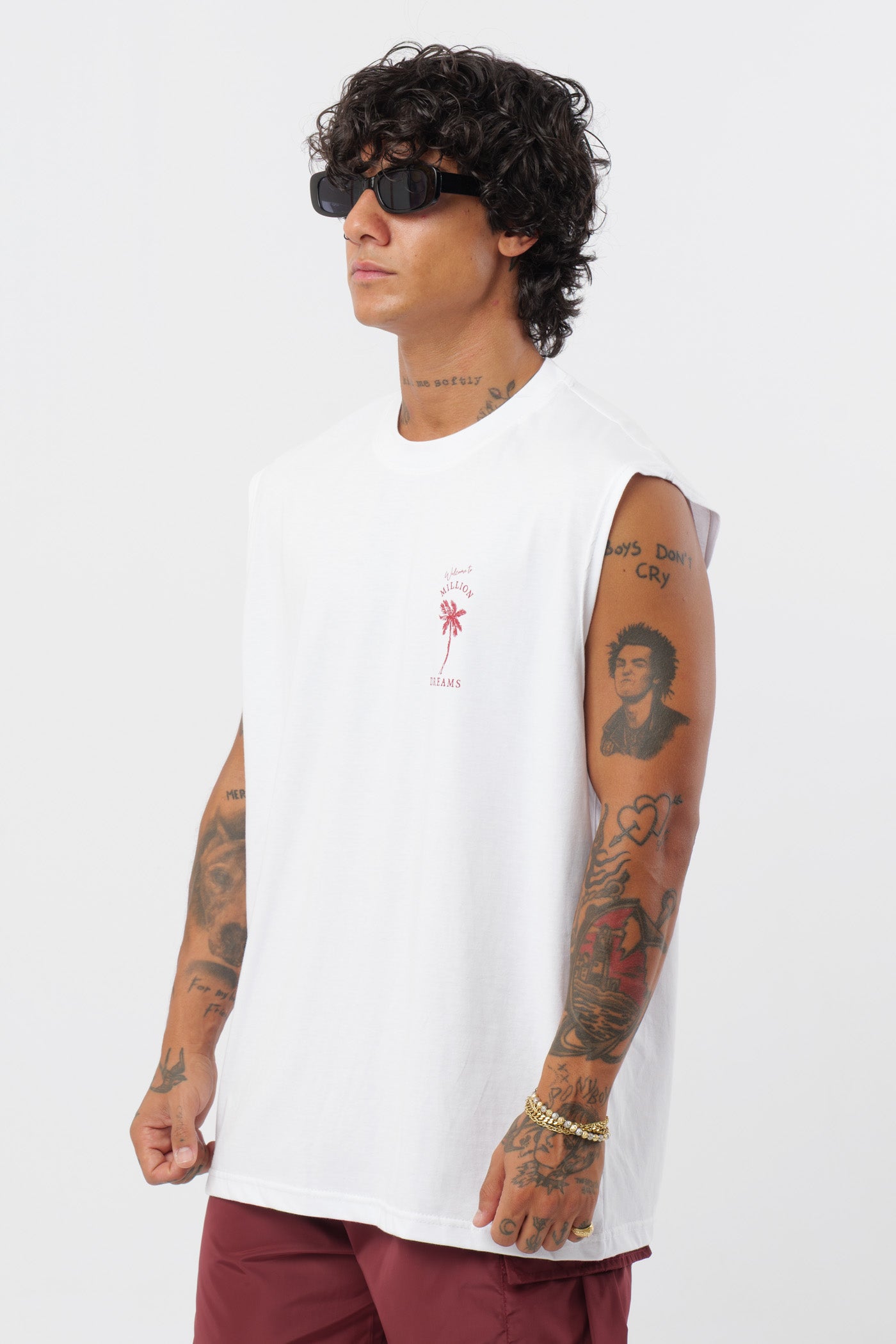 Weißes T-Shirt mit schwarzem Logo