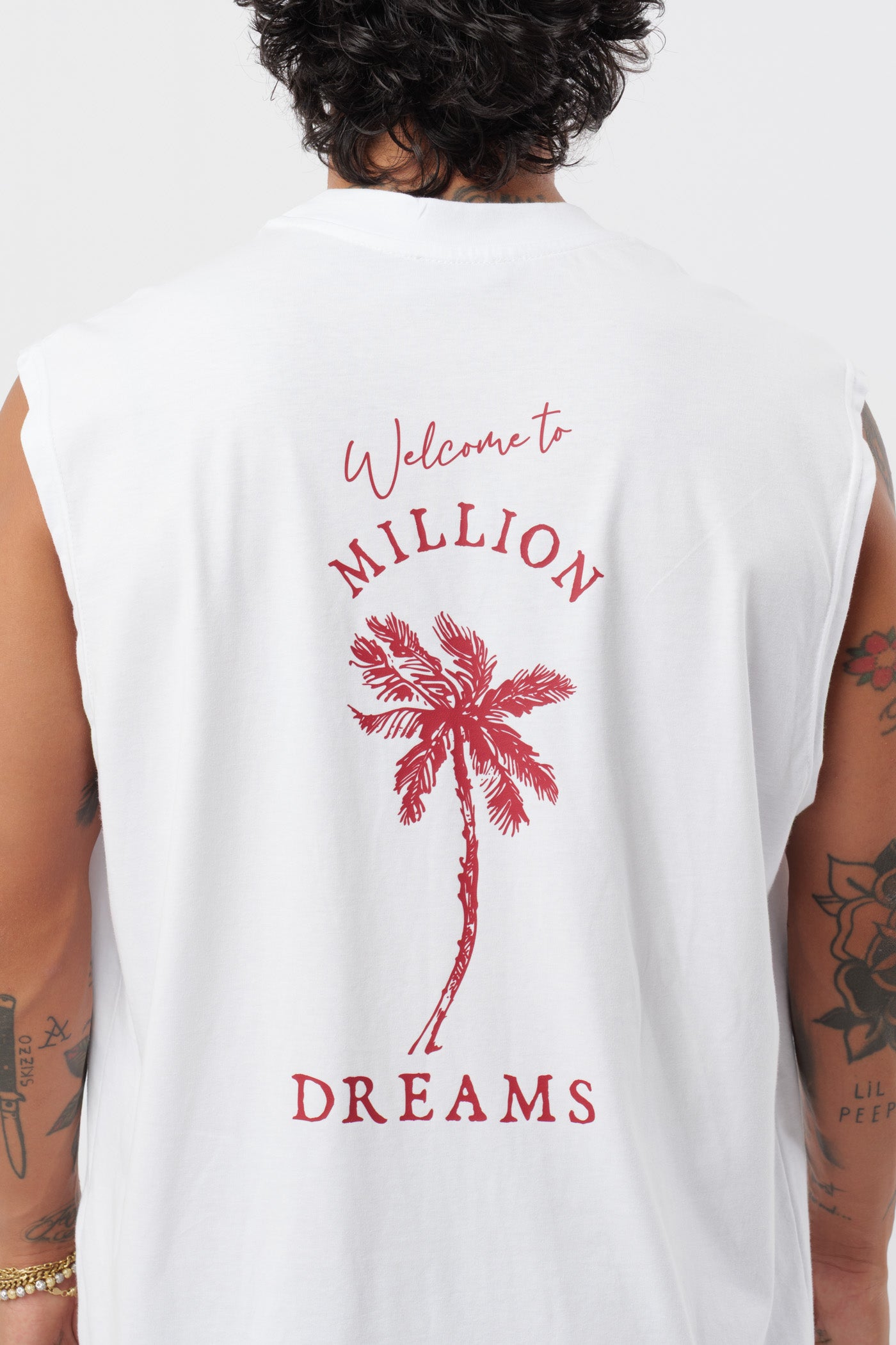 Weißes T-Shirt mit schwarzem Logo