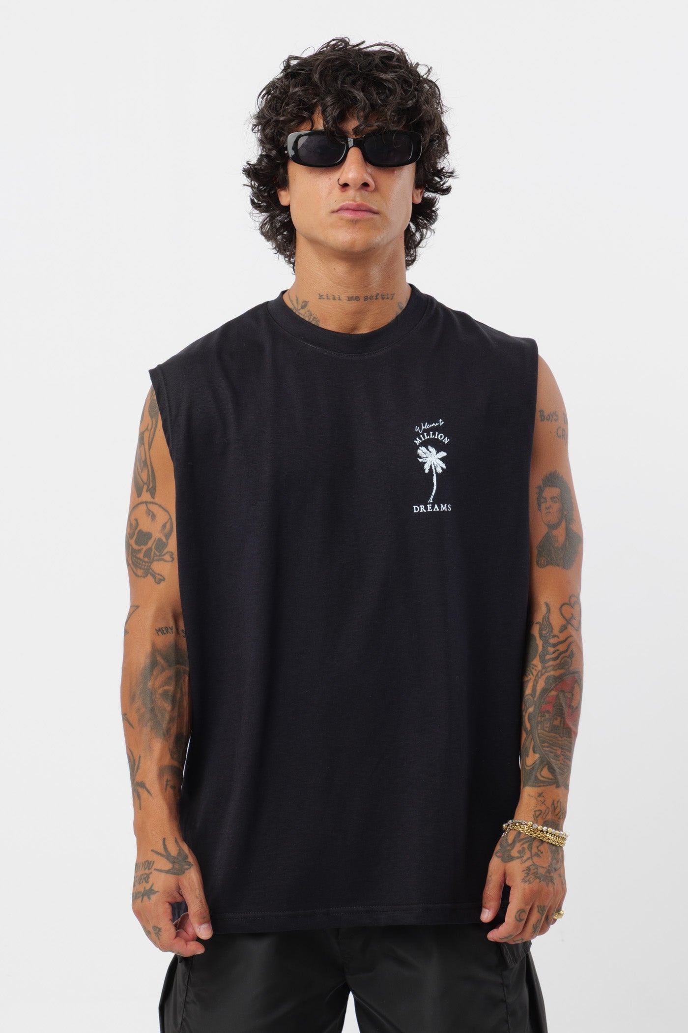 Weißes T-Shirt mit schwarzem Logo