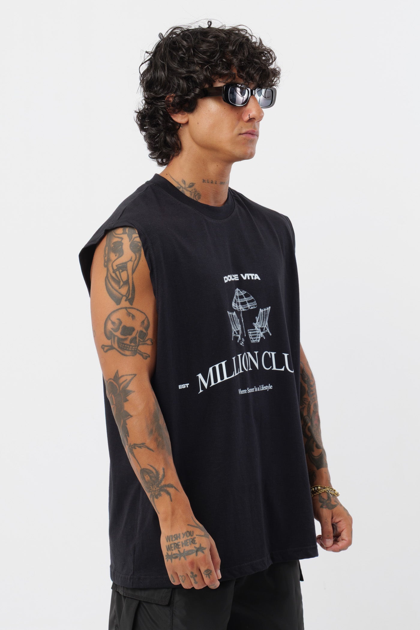 Weißes T-Shirt mit schwarzem Logo