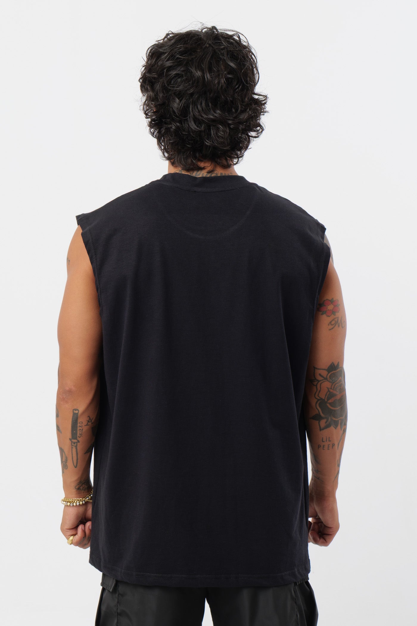 Weißes T-Shirt mit schwarzem Logo