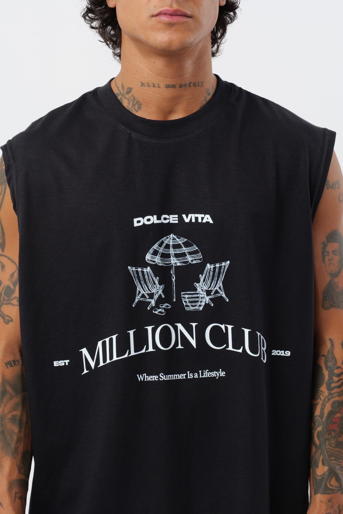 Weißes T-Shirt mit schwarzem Logo