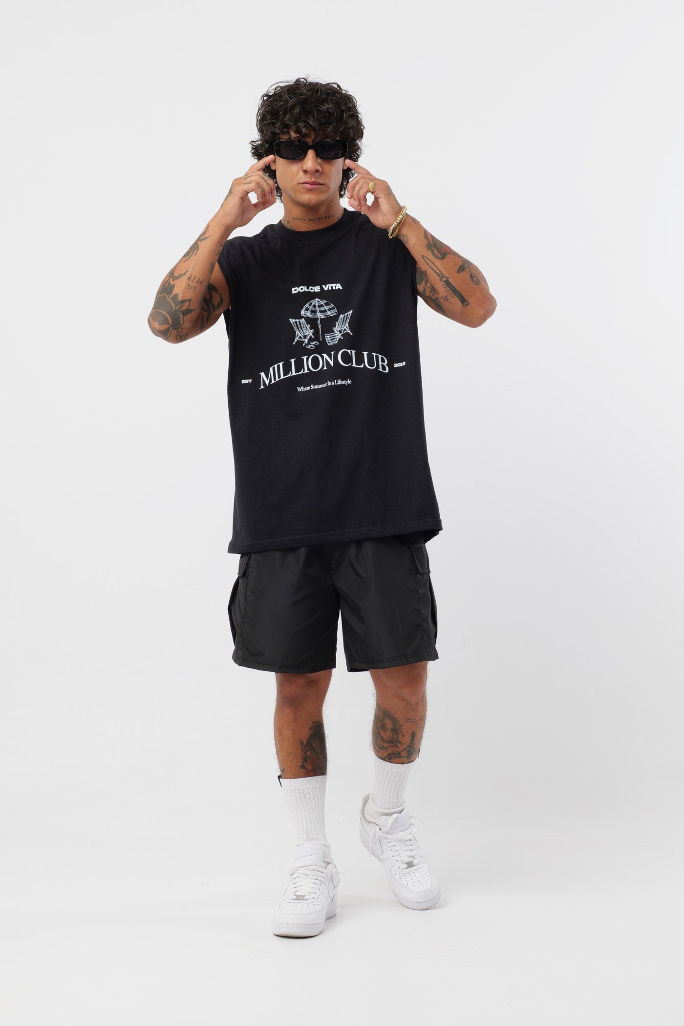 Weißes T-Shirt mit schwarzem Logo